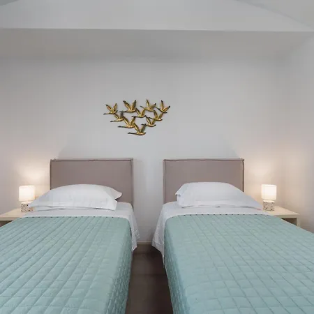 Harmony Luxury Private Villa Fira (Santorini)