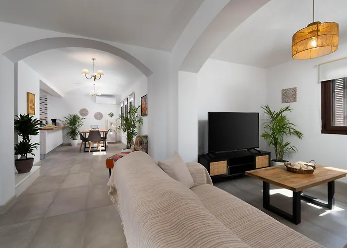 Harmony Luxury Private Villa Fira (Santorini)