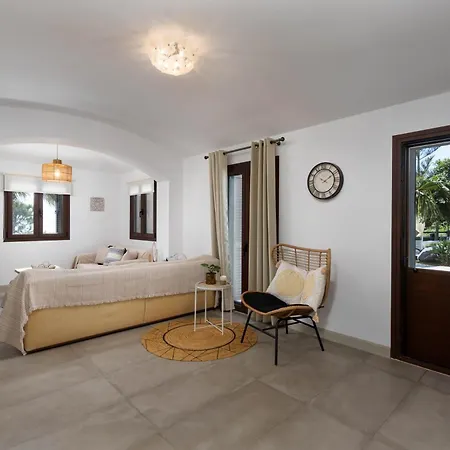 Harmony Luxury Private ثيرا