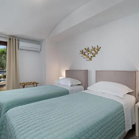 Harmony Luxury Private Fíra