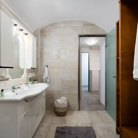 Harmony Luxury Private Fíra