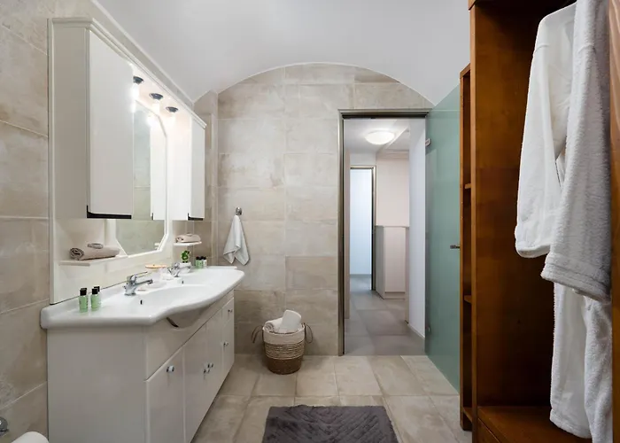 Harmony Luxury Private ثيرا